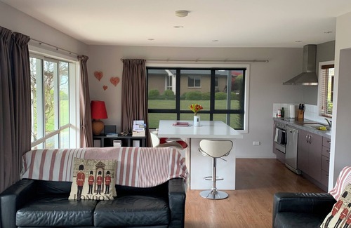 Te Anau Casa | Vistas panorámicas de Fiordland desde habitaciones cálidas y soleadas. Lino limpio fresco incluido 😀!