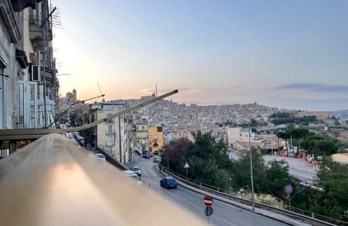 Caltagirone Apartamento | Panoramic loft in front of villa. Rome Street