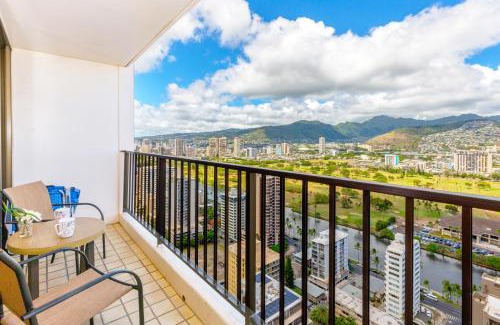Waikiki Apartamento | Panoramic Mountain View Condo with Free Parking!