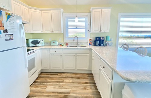 Sea Retreat Casa | Panoramic Ocean Views in this Updated Vintage Beach Box Right on the Beach!