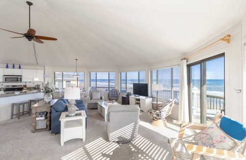Duck Casa | Panoramic ocean views abound at this oceanfront Duck home!