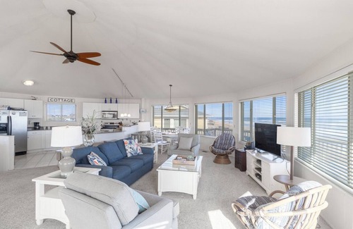 Duck Casa | Panoramic ocean views abound at this oceanfront Duck home!
