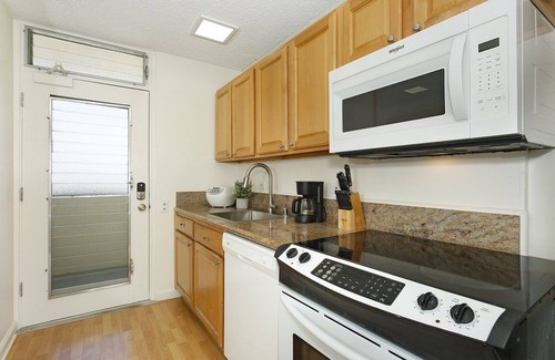 Diamond Head - Kapahulu - St. Louis Condominio | Panoramic Oceanfront & Diamond Head views, just steps to beach. FREE Parking!