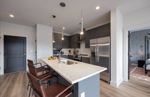 West End Casa | Panoramic Penthouse - Mins to Broadway - Pool & Gym