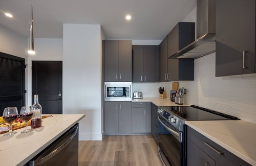 West End Casa | Panoramic Penthouse - Mins to Broadway - Pool & Gym