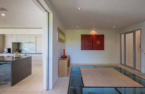 Queenstown City Centre Villa | Queenscliff - gran casa de vacaciones de 4 dormitorios con piscina de hidromasaje y vistas excepcionales