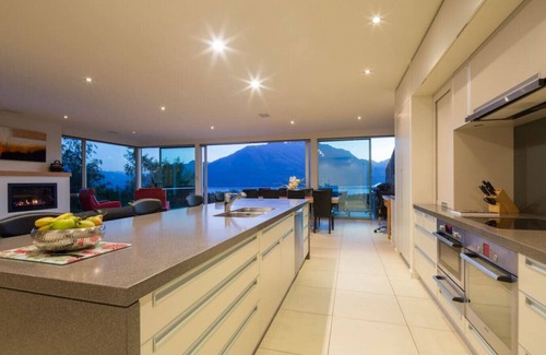Queenstown City Centre Villa | Queenscliff - gran casa de vacaciones de 4 dormitorios con piscina de hidromasaje y vistas excepcionales