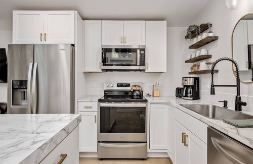 Stafford - Tualatin Valley Cabaña | Great Deals on Summer Stays!