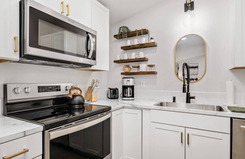 Stafford - Tualatin Valley Cabaña | Great Deals on Summer Stays!