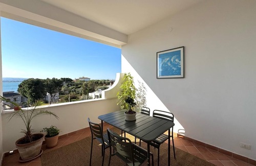 Syracuse Apartamento | Panoramic sea-view apartment a few meters from the beach,