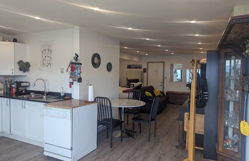 Okanagan-Similkameen Apartamento | Panoramic Summerland Lake View Studio w/ Hot Tub
