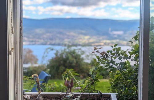 Okanagan-Similkameen Apartamento | Panoramic Summerland Lake View Studio w/ Hot Tub