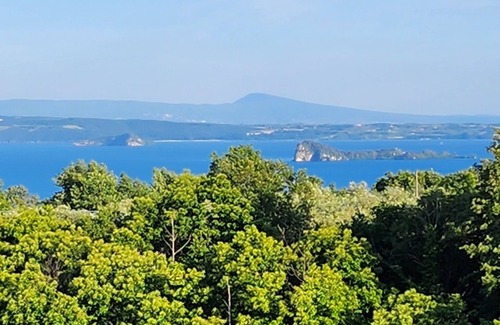 Gradoli Apartamento | Panoramic vacation home on Bolsena lake, Family and pet friendly