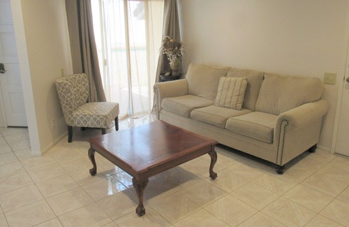 Yorba Linda Casa | Vista panorámica de una casa de 2 pisos ubicada en las colinas de Yorba Linda