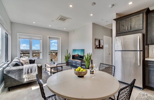 Little Italy Condominio | Panoramic View | 2bd/2BA | Sleeps 4 | Parking Available