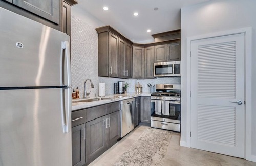Little Italy Condominio | Panoramic View | 2bd/2BA | Sleeps 4 | Parking Available