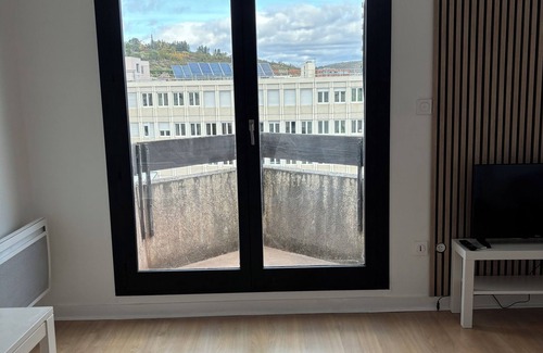 Teilhard Apartamento | Panoramic view of Clermont-Fd with king-size bed