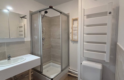 Teilhard Apartamento | Panoramic view of Clermont-Fd with king-size bed