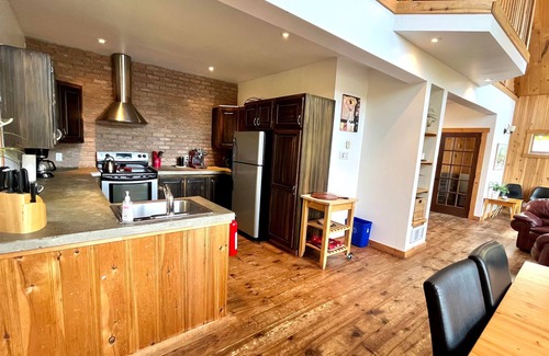 Chertsey Casa | Panoramic View Waterfront Chalet and Spa