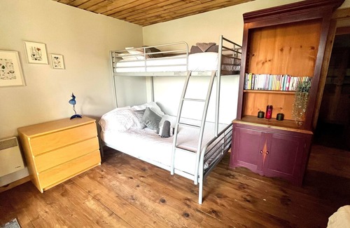Chertsey Casa | Panoramic View Waterfront Chalet and Spa