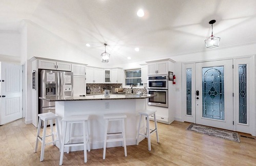 Maynardville Cabina | Panoramic views of Lake Norris, game room & mountain scenery