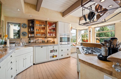 Blueberry Hill Apartamento | Panoramic views | Private hot tub | BBQ | Parking
