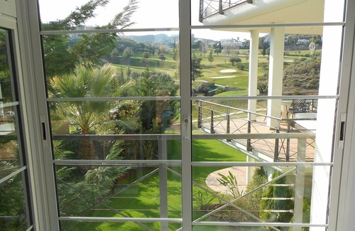 New Golden Mile Villa | Vistas panorámicas. Ubicado en terrenos de 3/4 acre pero a solo 10 minutos de Puerto Banus.