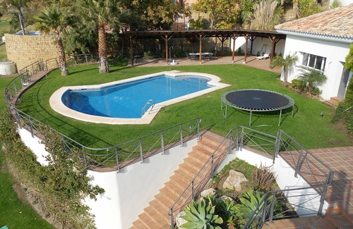 New Golden Mile Villa | Vistas panorámicas. Ubicado en terrenos de 3/4 acre pero a solo 10 minutos de Puerto Banus.