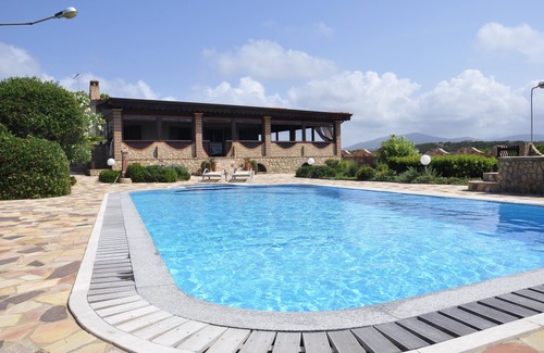 Arbus Villa | Villa panorámica con piscina, frente al mar.