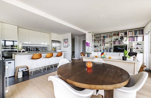 Levallois-Perret Apartamento | Panoramic Wonder, by Veeve