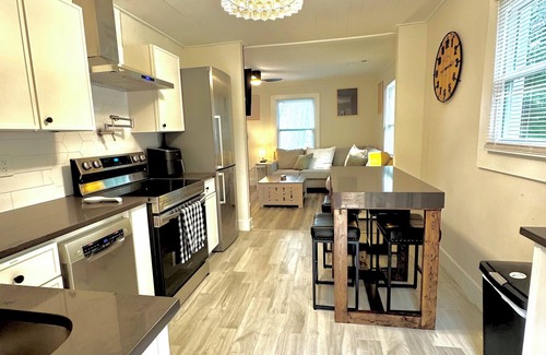 Enderly Park Casa | Panthers|King Beds|Dogs Yes|Fenced Yard