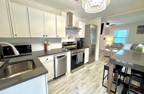 Enderly Park Casa | Panthers|King Beds|Dogs Yes|Fenced Yard