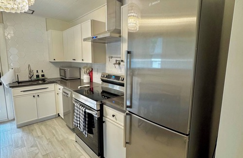 Enderly Park Casa | Panthers|King Beds|Dogs Yes|Fenced Yard