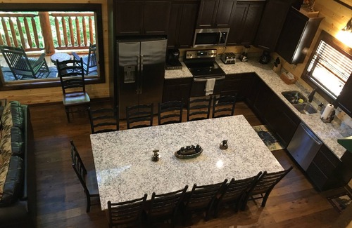 Gatlinburg - Pigeon Forge Cabina | Papa Bear’s Retreat, Cedar Falls, 2 BD, 3 BA, Queen Bunk Bed in loft, Fireplaces