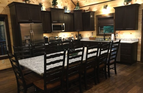 Gatlinburg - Pigeon Forge Cabina | Papa Bear’s Retreat, Cedar Falls, 2 BD, 3 BA, Queen Bunk Bed in loft, Fireplaces