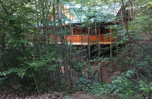 Gatlinburg - Pigeon Forge Cabina | Papa Bear’s Retreat, Cedar Falls, 2 BD, 3 BA, Queen Bunk Bed in loft, Fireplaces