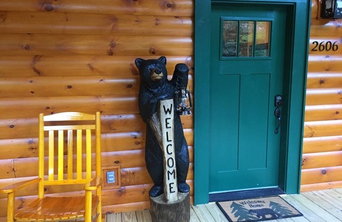Gatlinburg - Pigeon Forge Cabina | Papa Bear’s Retreat, Cedar Falls, 2 BD, 3 BA, Queen Bunk Bed in loft, Fireplaces