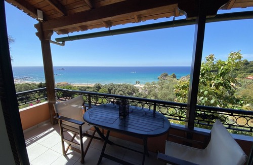 Sinarades Apartamento | Papadatos Family Apt With Amazing View - 5mins from the beach on foot.