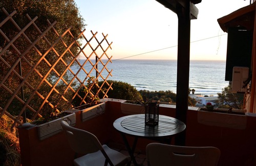 Sinarades Apartamento | Papadatos Family Apt With Amazing View - 5mins from the beach on foot.