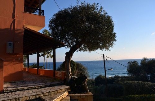 Sinarades Apartamento | Papadatos Family Apt With Amazing View - 5mins from the beach on foot.