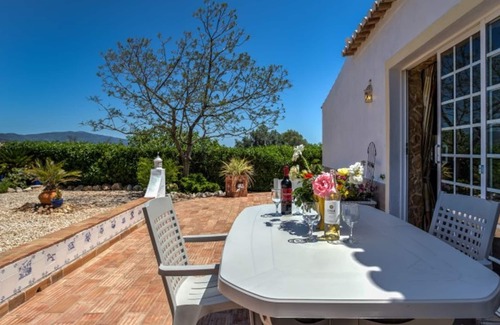 Alcalar Casa | Papoula Apartment in Quinta Velha by LovelyStay