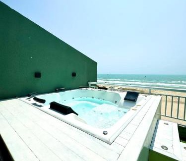Porto das Dunas Apartamento | Paraíso Beach - Terramaris - Cobertura duplex frente mar, pé na areia, próximo ao Beach Park