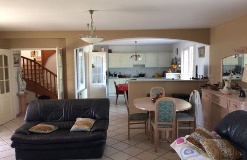 Saint-Cyr-sur-le-Rhone Casa | Paraíso de Provenza --- entre vienne y Lyon 4 habitaciones dobles para 8 personas.