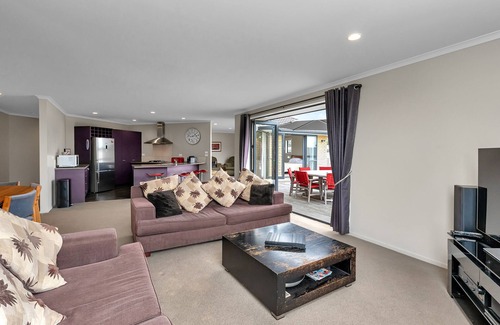 Ruakaka Casa | Paradise at the Bay - Ruakaka Holiday Home