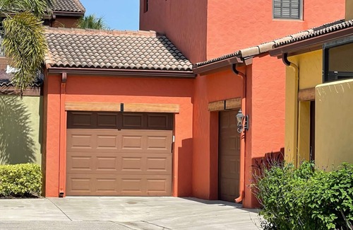 Biggar Condominio | Paradise Awaits! Luxury Townhouse in Paseo-Resort Style Amenities!