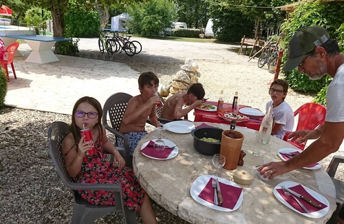 Sarrecave Alquiler De RV | Paradise Chalets and Camping