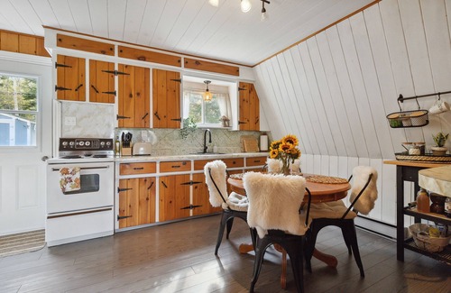 East Dalhousie Cabaña | Paradise cove- lakefront cottage with Hot Tub