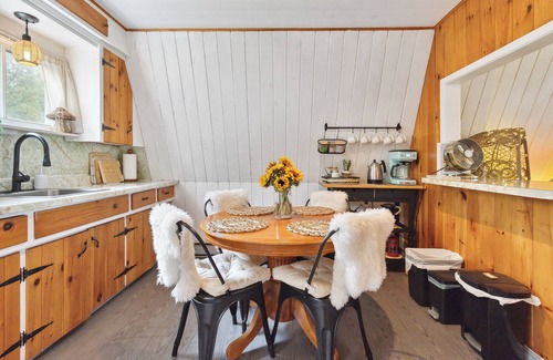 East Dalhousie Cabaña | Paradise cove- lakefront cottage with Hot Tub