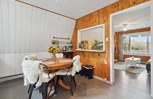 East Dalhousie Cabaña | Paradise cove- lakefront cottage with Hot Tub