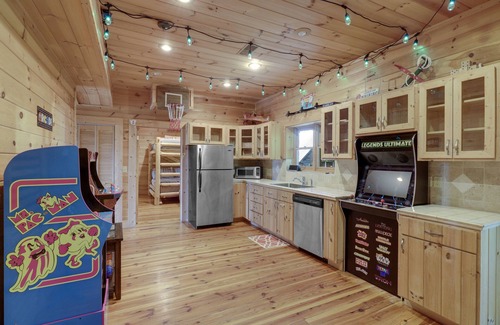 Sevierville Cabina | Paradise Glenn,Theater, Private 20 Acre Estate, $1089 FREE tickets each paid day